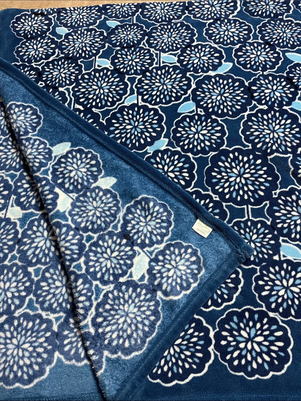 Vera Bradley Navy “Petal Splash chrysanthemum” pattern Blanket